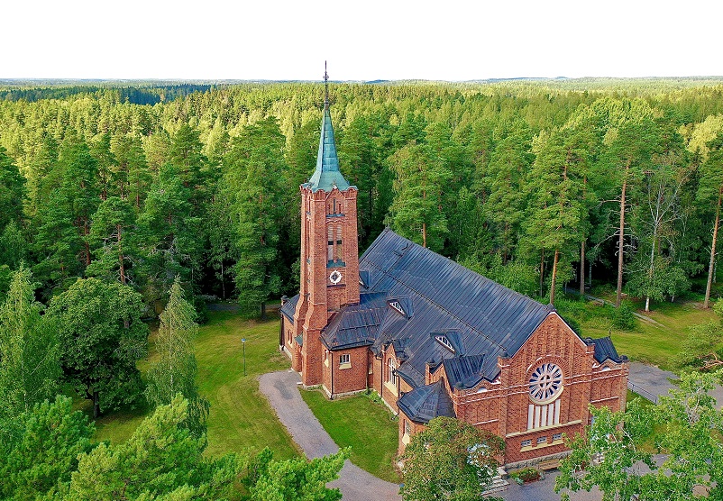 Ilmakuva Kylmäkosken kirkosta kesällä.