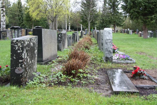 hautakiviä kesäisellä hautausmaalla
