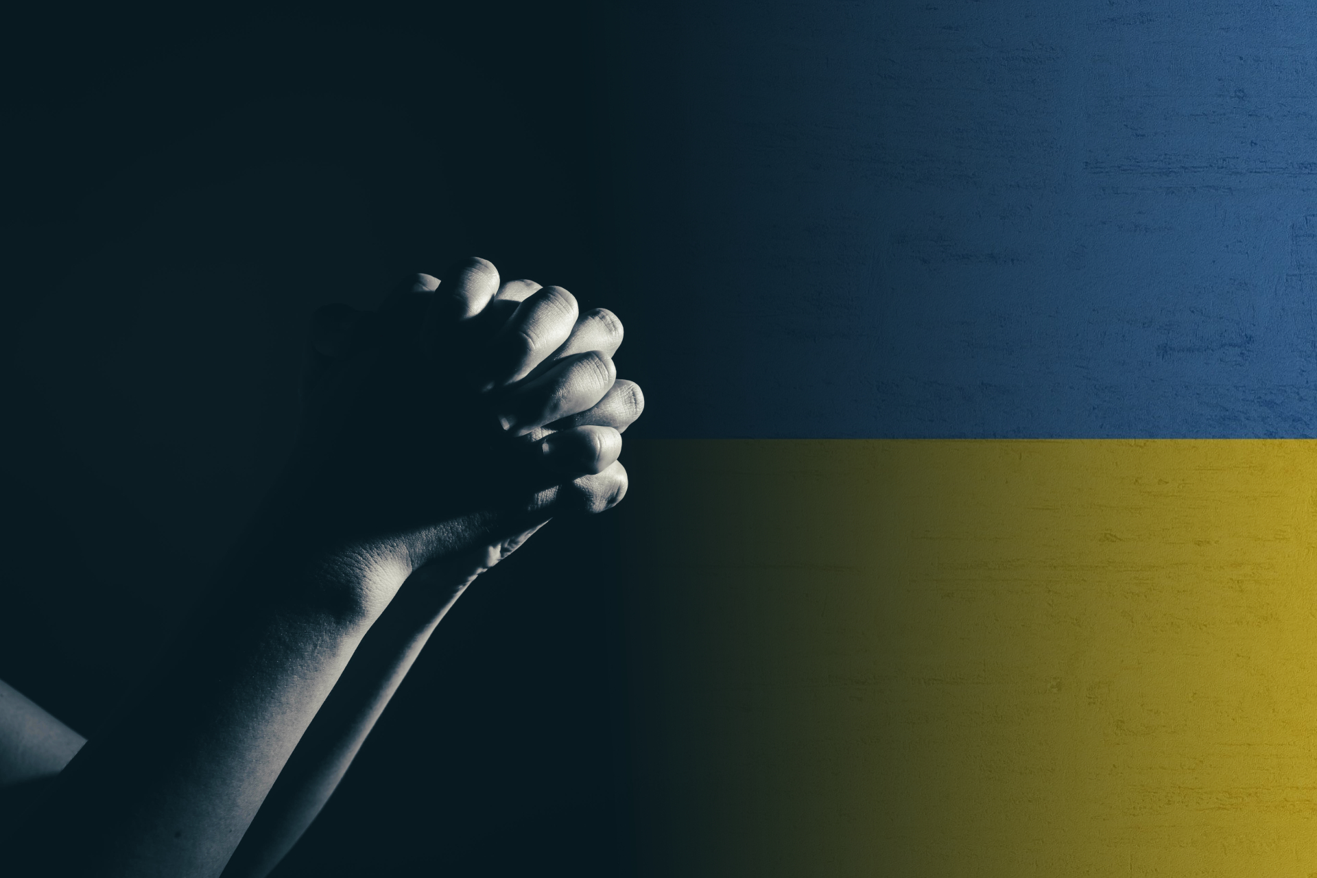 rukoilevat kädet ukrainan lippu taustalla