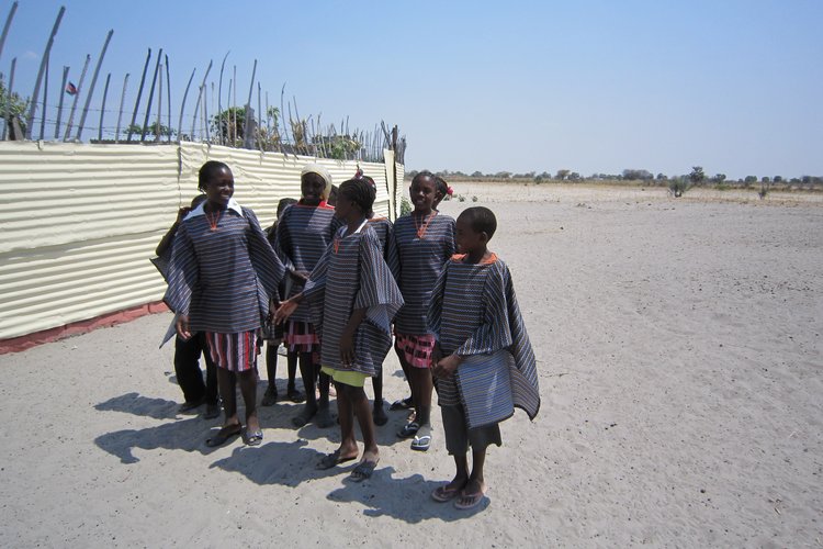 Namibia lapsia hiekalla