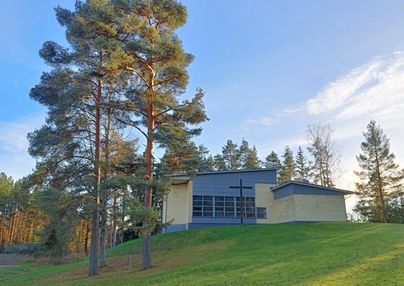 Kylmäkosken seurakuntatalo ulkoa, keltatiilinen rakennus.