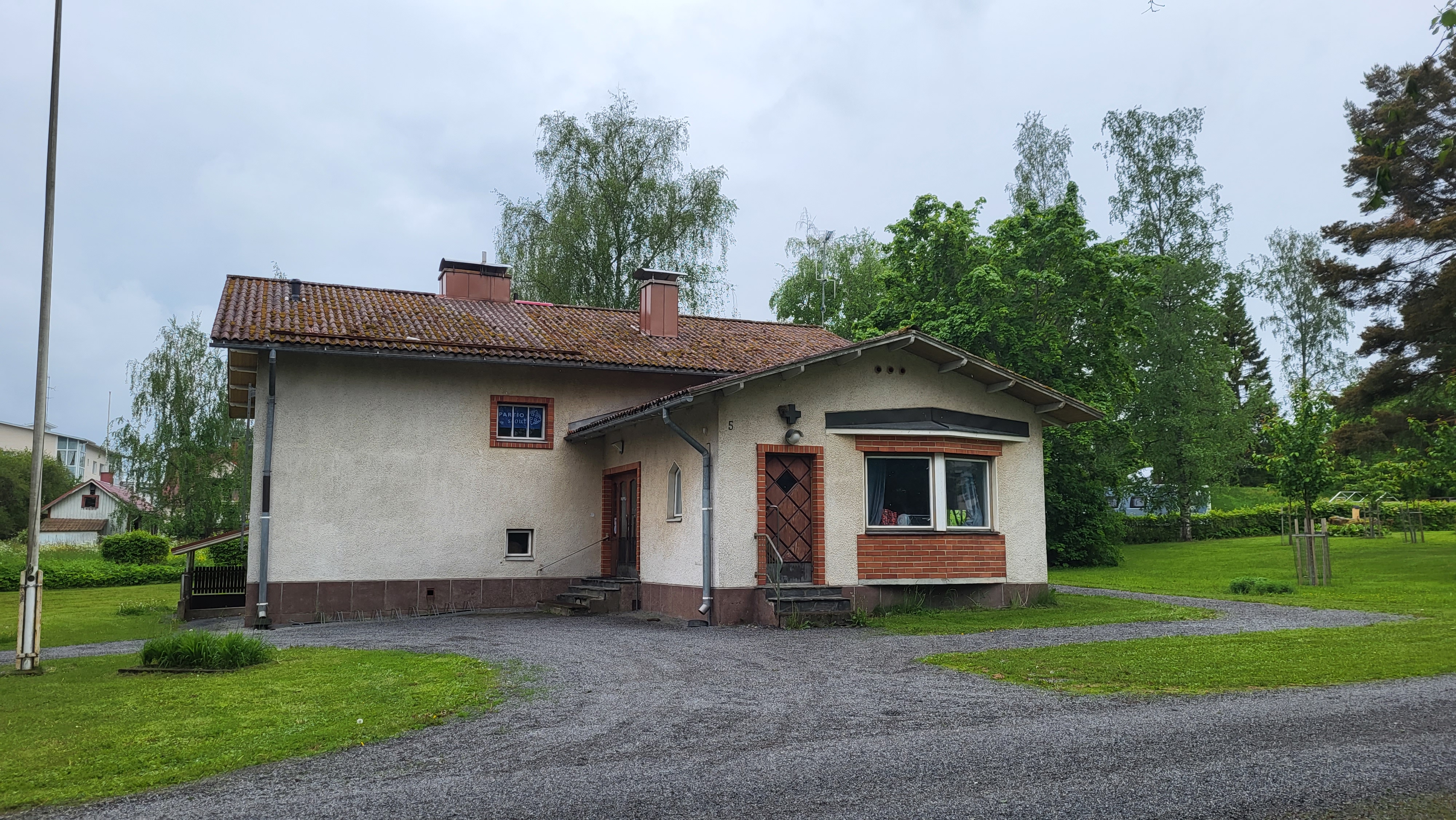 kivinen rakennus ulkoa kuvattuna.