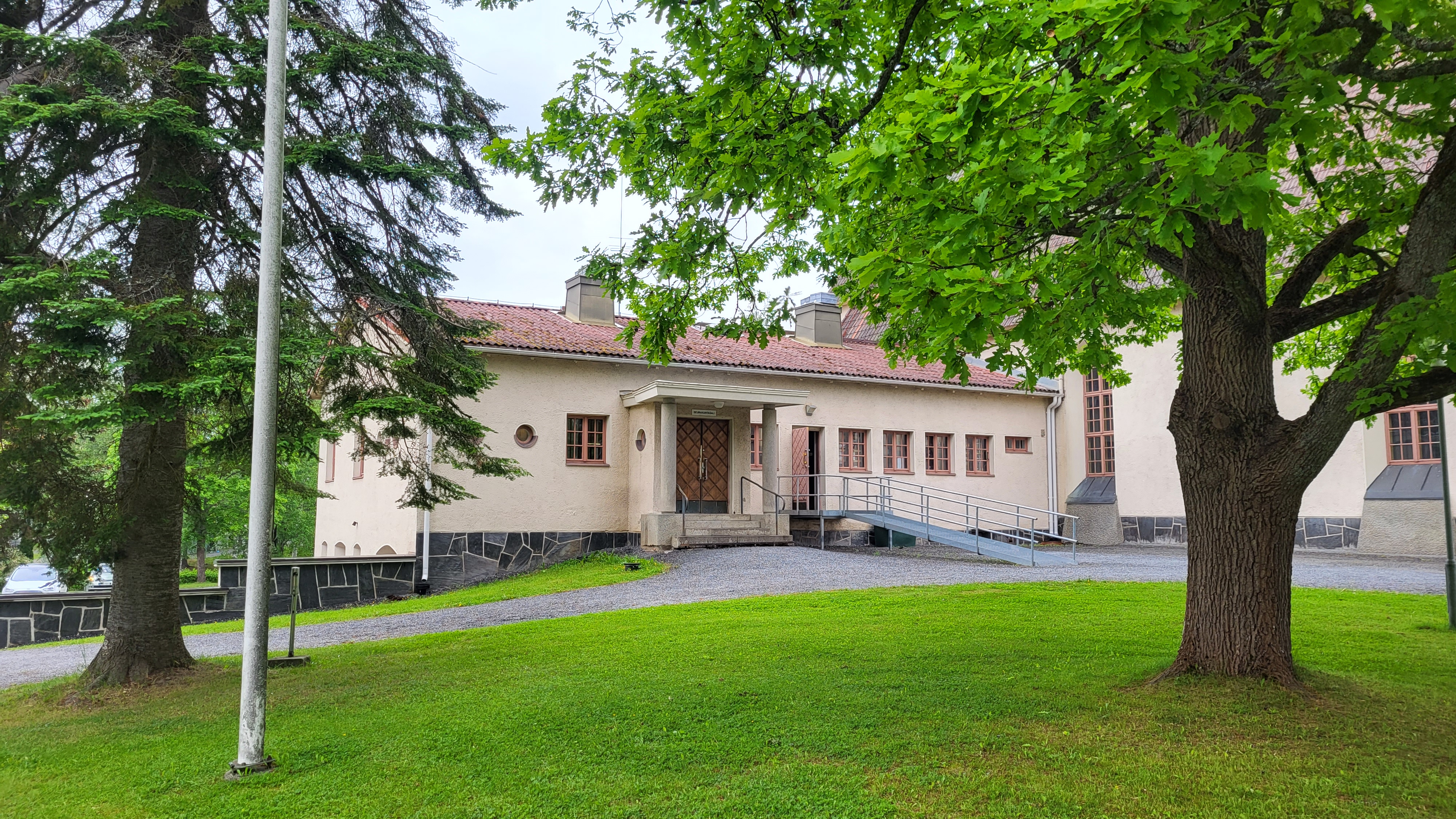 Viialan seurakuntatalo ulkoa kuvattuna.