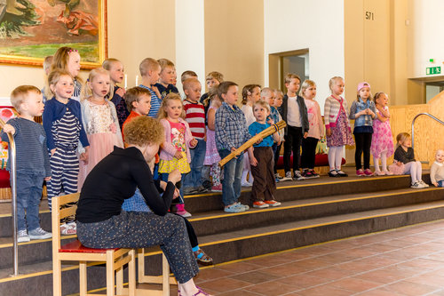 lapsia laulamassa kevätjuhlassa kirkossa