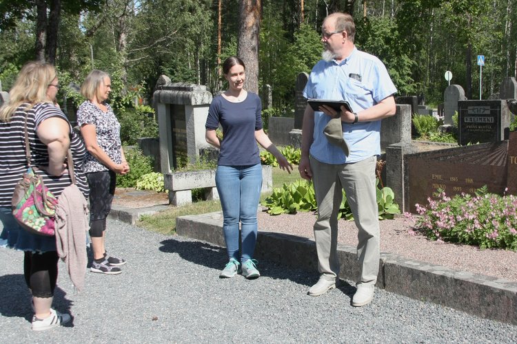 Hautausmaakierrokset Kylmäkosken hautausmaalla.