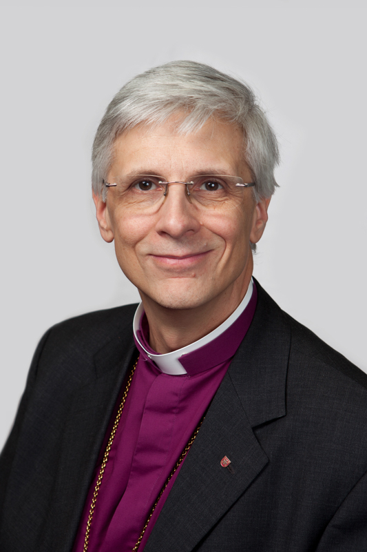 mies piispan asussa violetti paita ja sokeripala kaulassa
