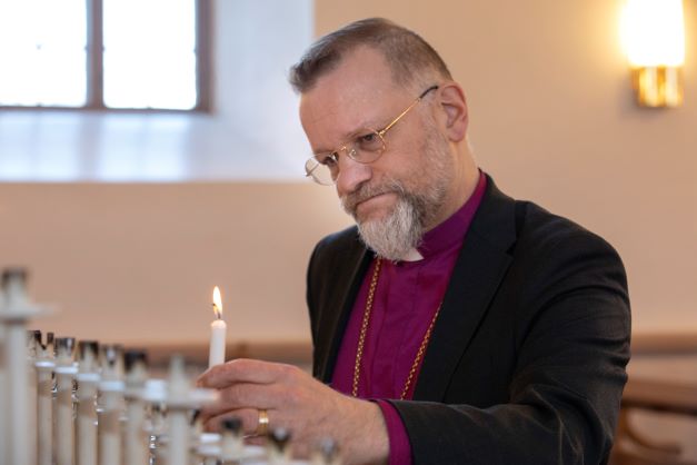 PiispaJariJolkkonen_kynttilät4_kuvaTuijaHyttinen.jpg