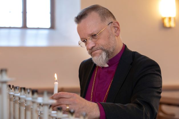PiispaJariJolkkonen_kynttilät4_kuvaTuijaHyttinen.jpg