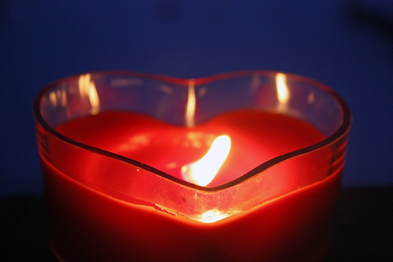 punainen sydän kynttilä kuvituskuvana hartausohjelmauutiseen