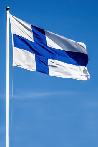 Suomen lippu liehuu itsenäisyyspäivänä