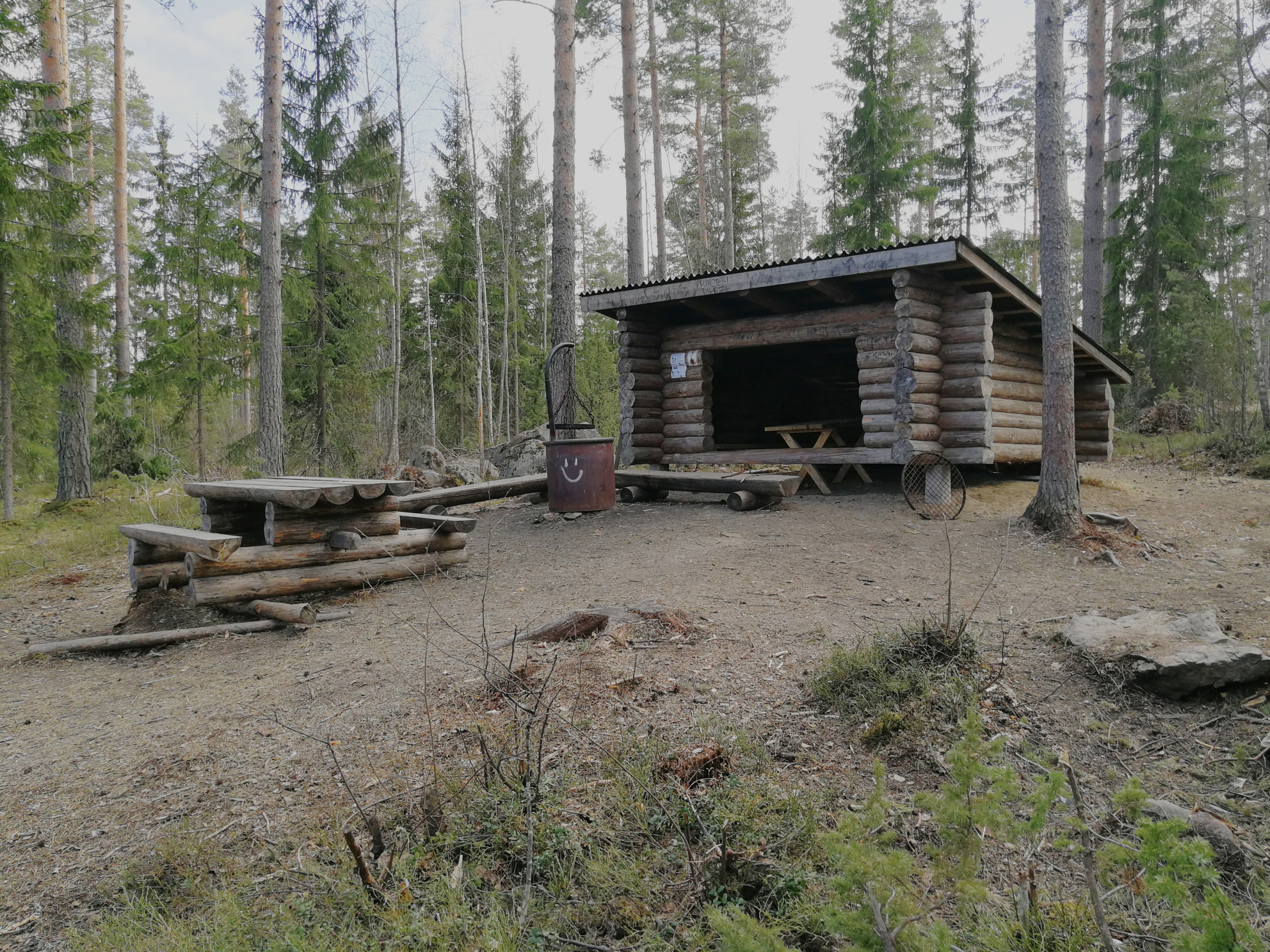 laavu ja ulkopöytä luontopolulla