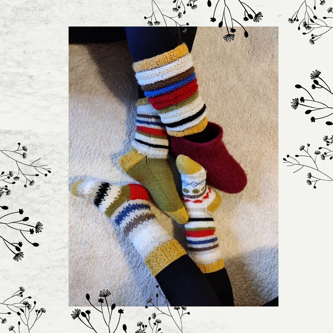 värikkäitä raidallisia sukkia eri jaloissa