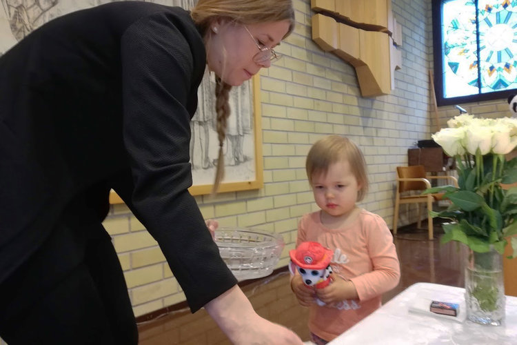 Kastetapahtuma seurakunnan perhekerhossa, lapset saivat tuoda pehmolelun kastettavaksi.
