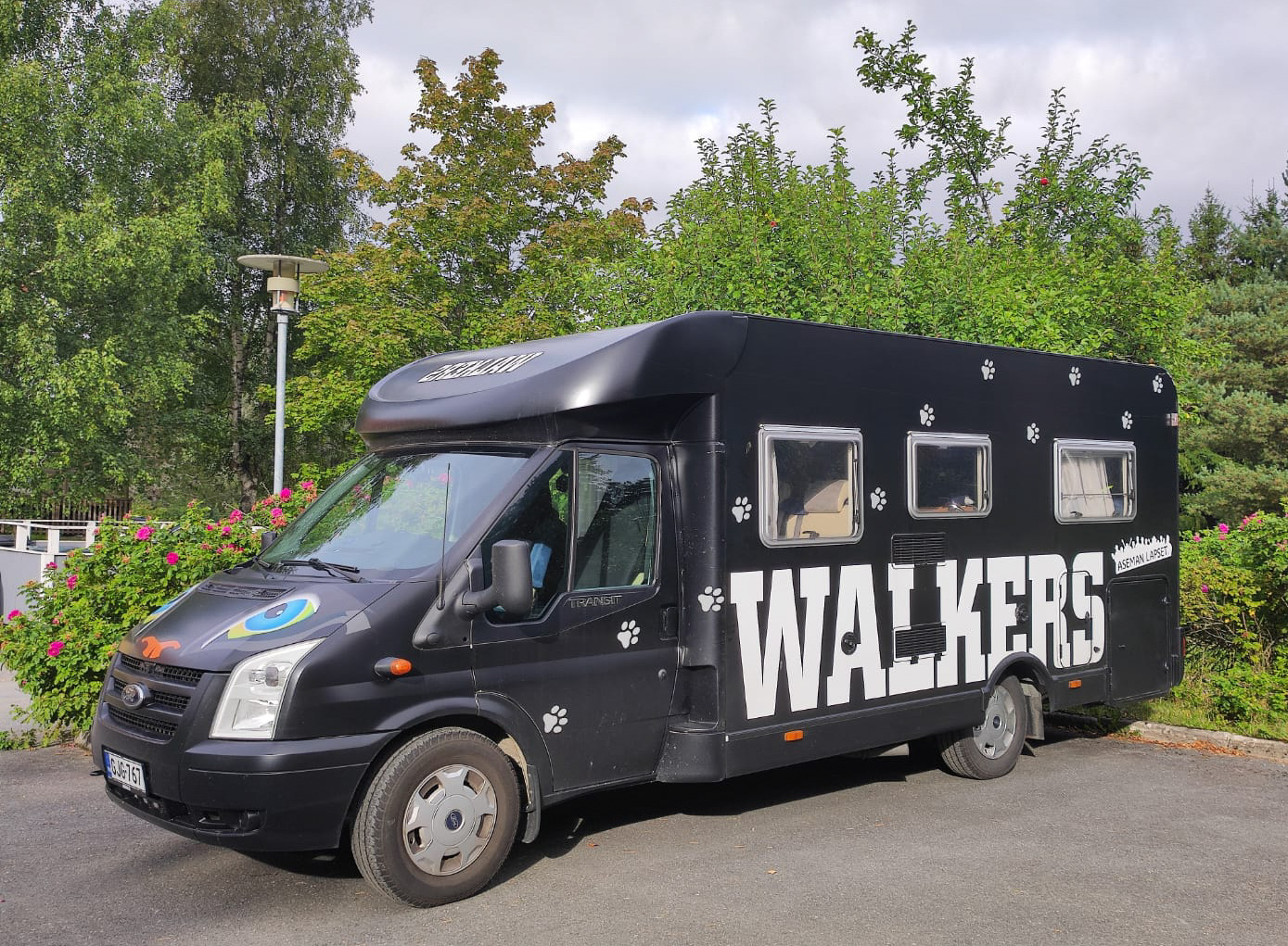 musta matkaisluauto valkealla tekstillä walkers