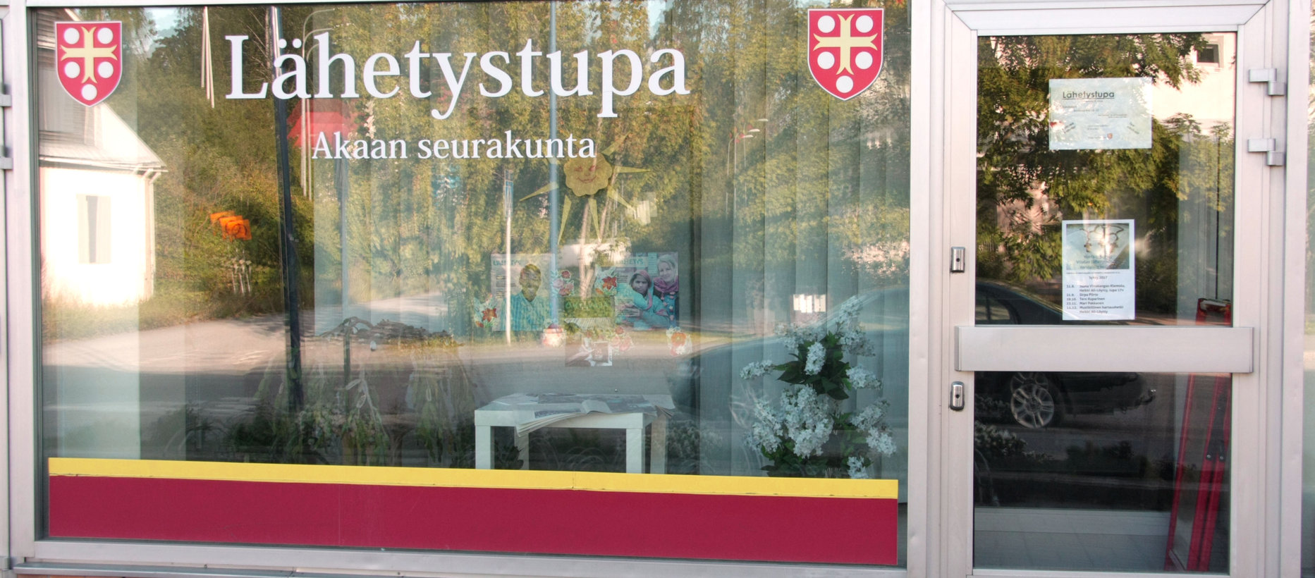 Viialan lähetystupa ikkuna ja ovi jossa teksti lähetystupa
