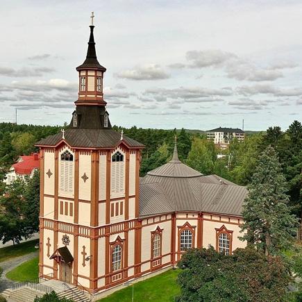 Akaan kirkko ilmakuvassa kesällä