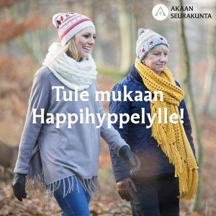 kaksi naista kävelee syksyisessä maastossa