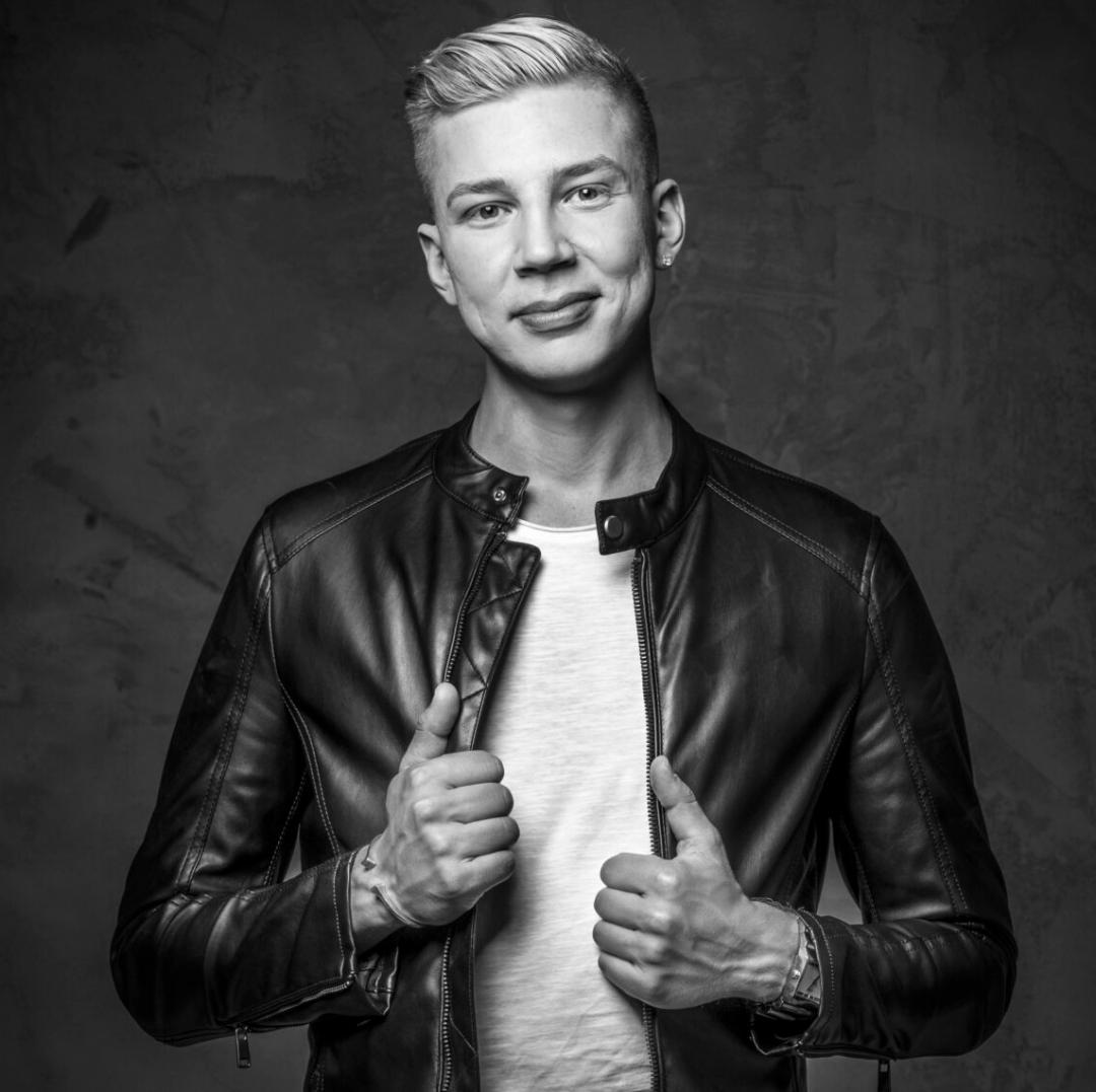 nuori mies nahkatakissa lähikuvassa
