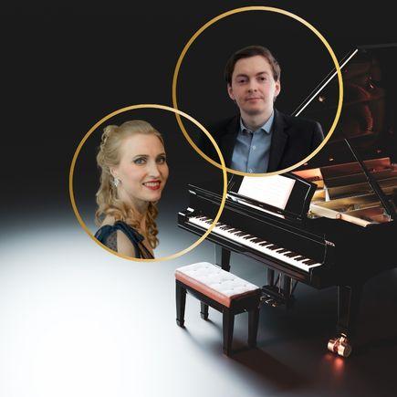 Johanna Paimiola ja Viktor Pellia ympyräkehyksissä pianon äärellä