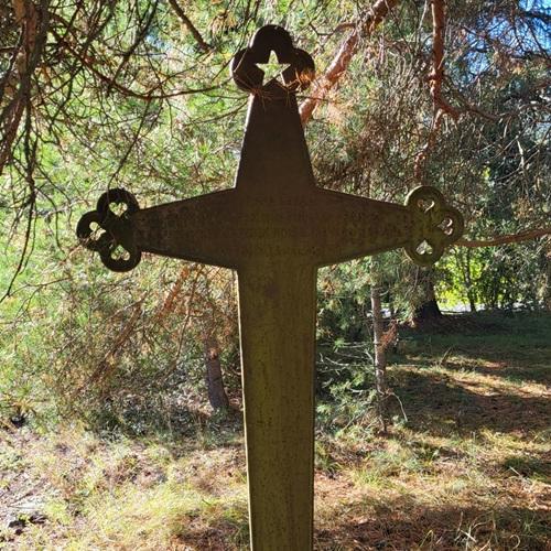 Rautaristi Kylmäkosken vanhalla hautausmaalla.