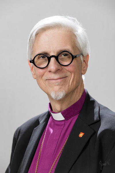 Lähikuva piispa Matti Revosta.