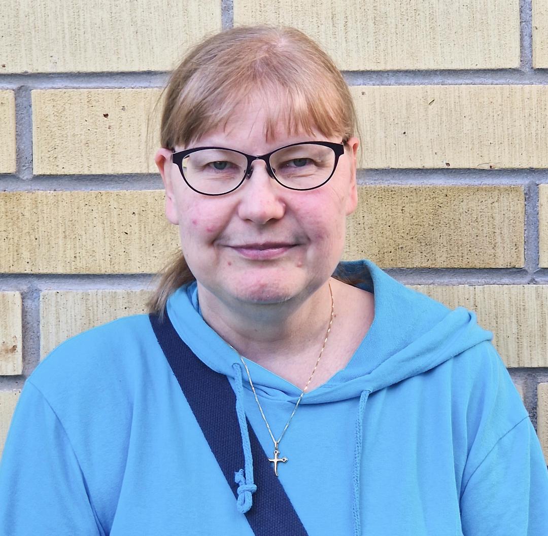 silmälasipäinen nainen lähikuvassa