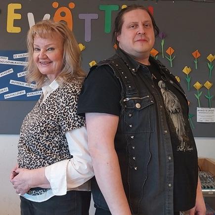Riitta Toivonen-Jäppinen ja Antti-Jussi Valkama seisovat selin toisiinsa nähden