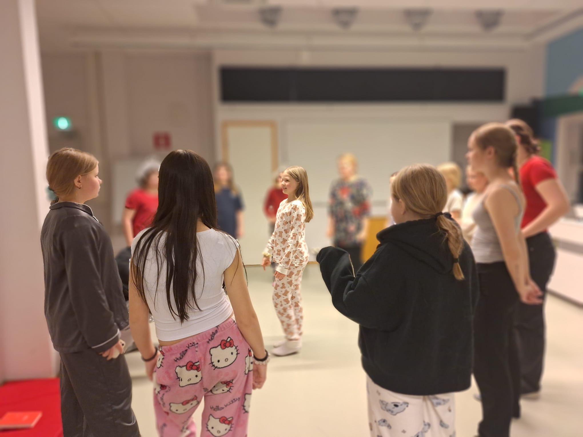 Lapset leikkivät piirissä sisällä